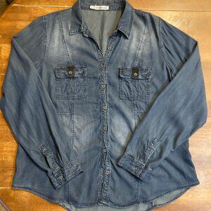 Maurices Long Sleeved Button Down Blue Chambray shirt for Women Size 1 EUC!